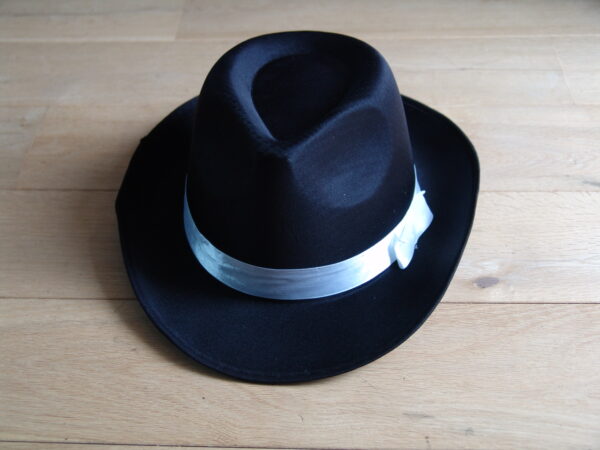Chapeau forme triangle ruban blanc