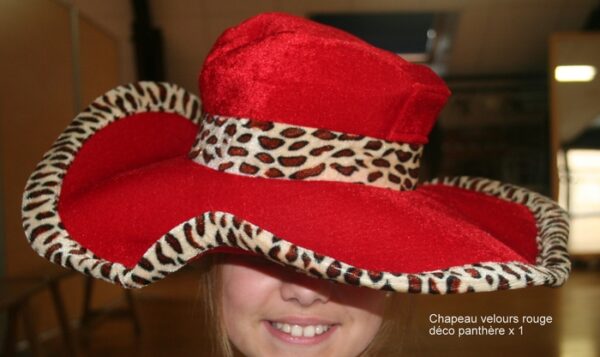 Chapeau velours rouge déco panthère