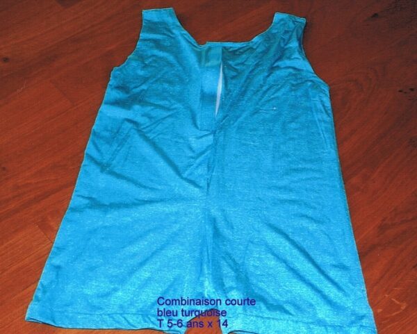 Combinaison courte bleue turquoise avec petite queue grise