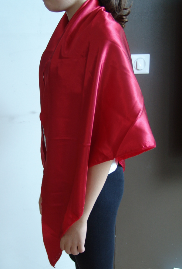 Foulard rouge satiné forme triangle