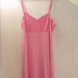 Robe rose longue à paillettes et fines bretelles