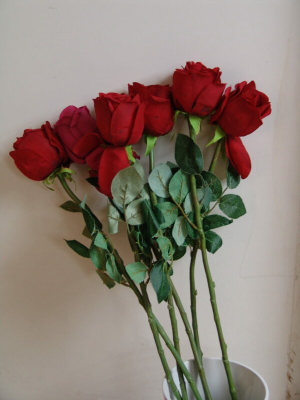 Rose rouge artificielle