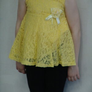 Tunique jaune dentelle doublée avec une fleur