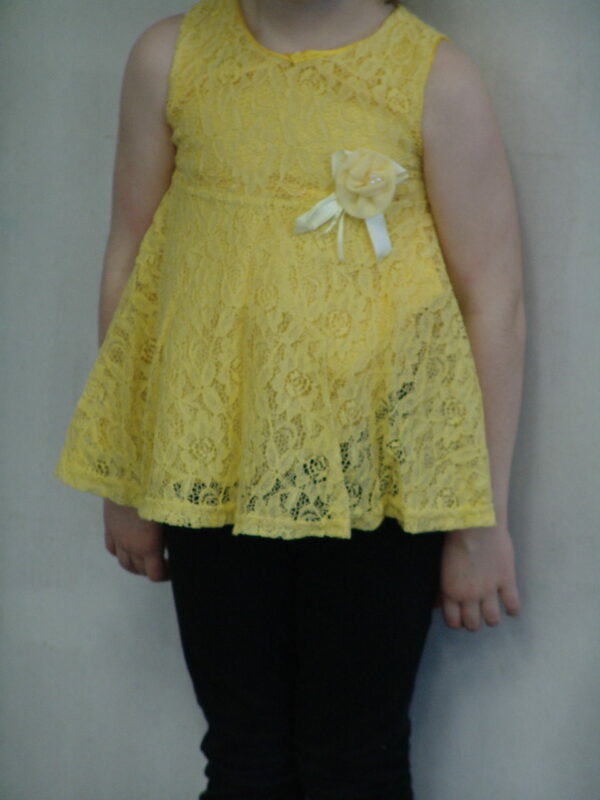 Tunique jaune dentelle doublée avec une fleur