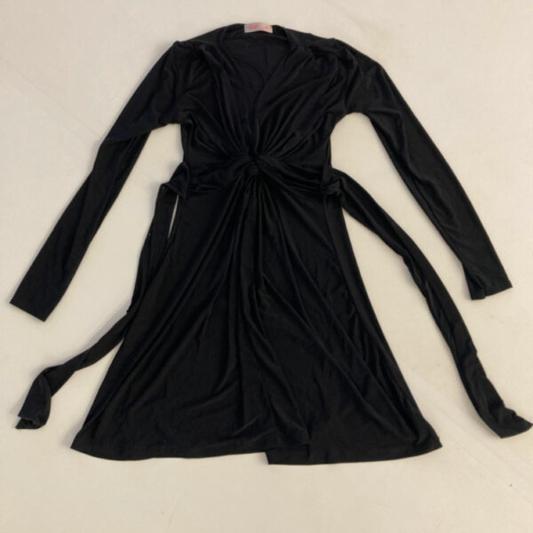 Robe noire courte col V ceinture drapé