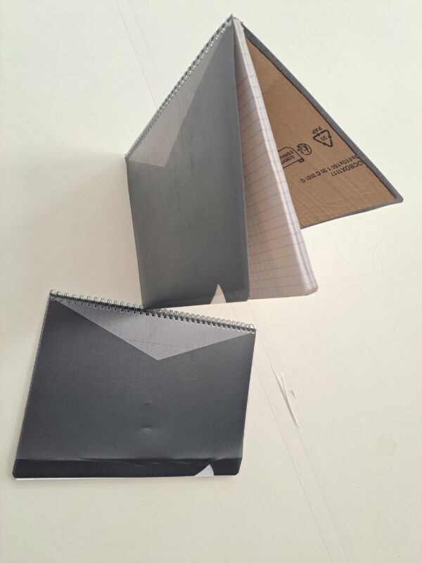 Cahier spiral noir renforcé