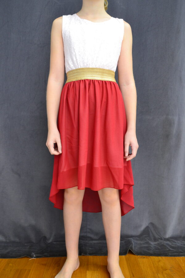 Robe rouge, dentelle rose, ceinture doré