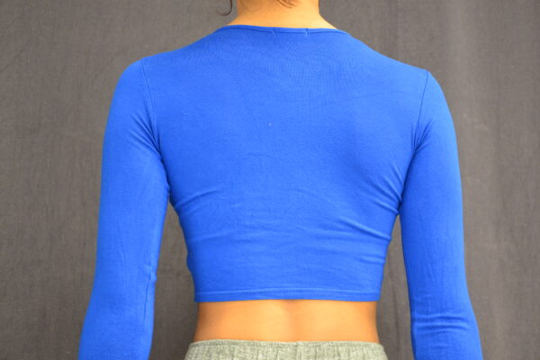 Tee-shirt bleu très court col rond manche longue près du corps – Image 2