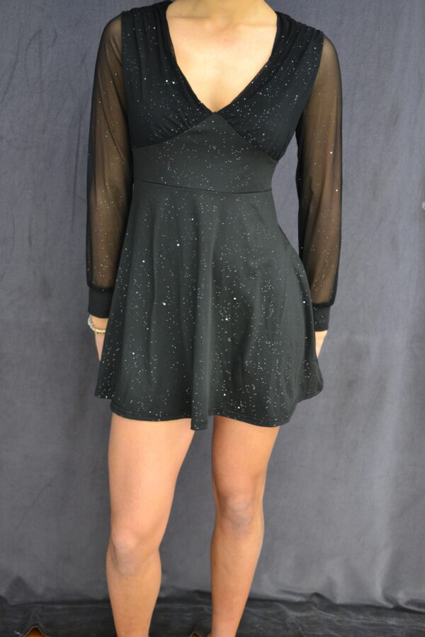 Robe noire pailletée manche longe fluide