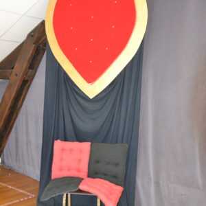 Trône cœur rouge avec coussin rouges et noirs