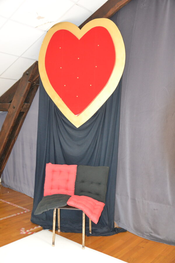 Trône cœur rouge avec coussin rouges et noirs