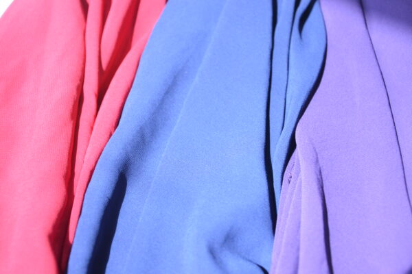 Robe asymétrique col Mao, différents coloris – Image 3
