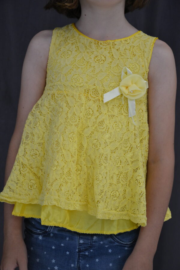 Tunique jaune dentelle doublée avec une fleur