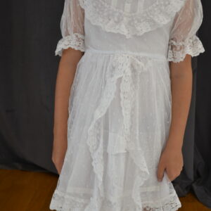 Robe blanche et dentelle type mariage