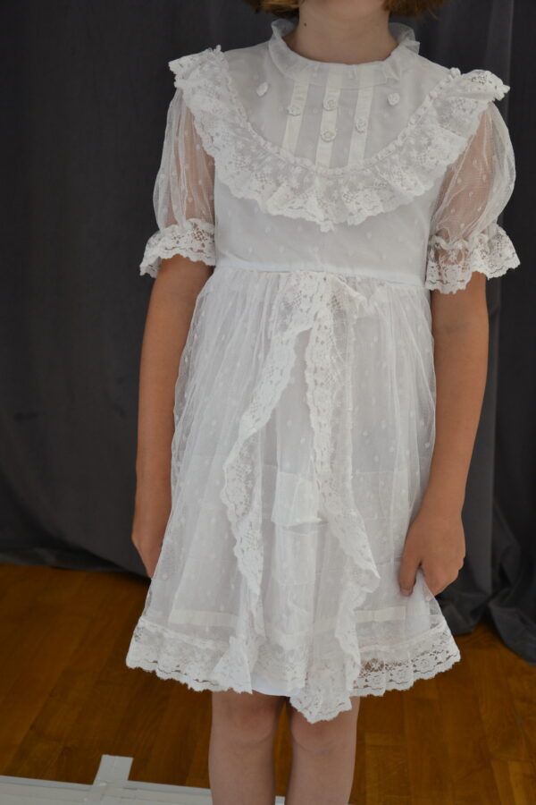 Robe blanche et dentelle type mariage