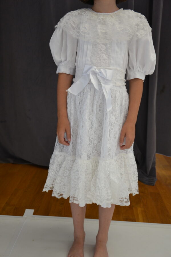 Robe blanche et dentelle type mariage – Image 2