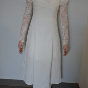 Robe blanche genou, décolleté en V, manches bouffantes
