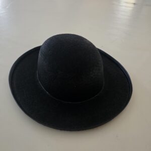 Chapeau noir bord large