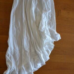 Jupe blanche, mi mollet derrière, dessus du genou devant