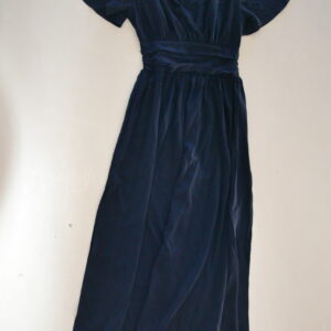 Robe longue bleue marine fluide, manches courtes amples, col V